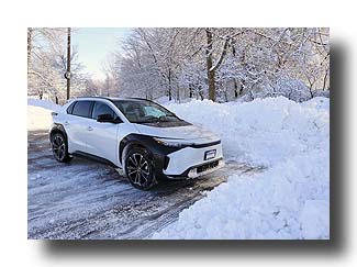 bZ4X_Snow-CommunityCenter_`4