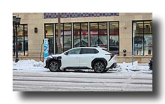 bZ4X_StreetCharging_01